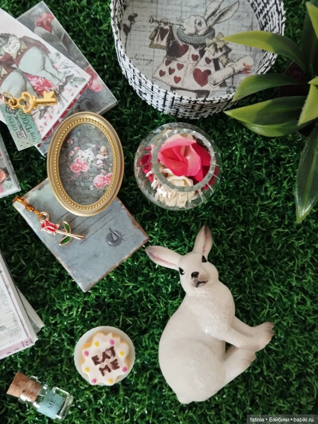 Подробнее о мелочах и деталях. Румбокс 1:8 уголок Алисы