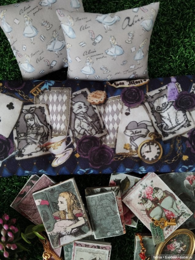 Подробнее о мелочах и деталях. Румбокс 1:8 уголок Алисы