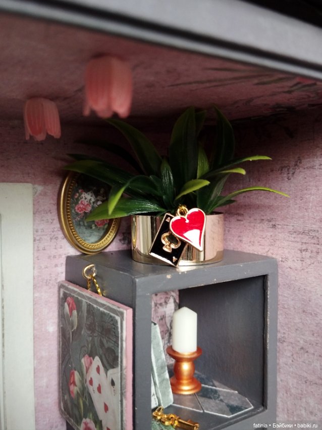 Подробнее о мелочах и деталях. Румбокс 1:8 уголок Алисы (фото 9)