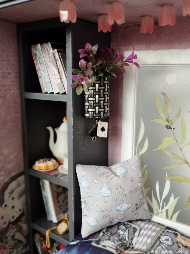 Подробнее о мелочах и деталях. Румбокс 1:8 уголок Алисы (фото 10)