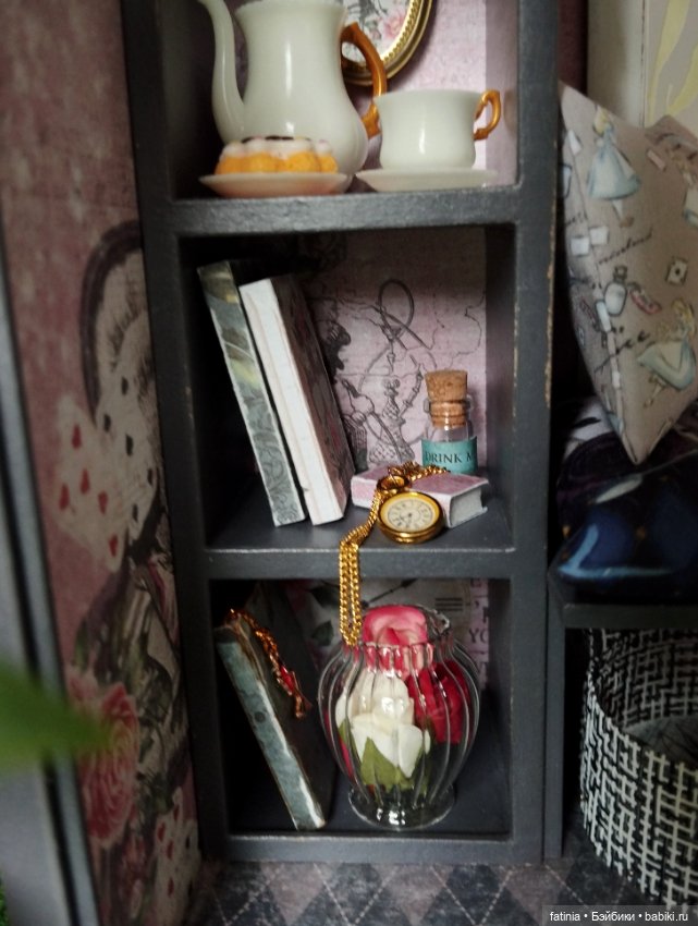 Подробнее о мелочах и деталях. Румбокс 1:8 уголок Алисы (фото 6)