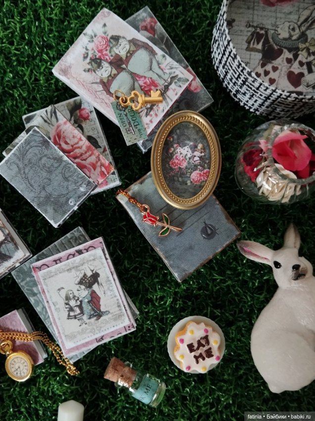 Подробнее о мелочах и деталях. Румбокс 1:8 уголок Алисы