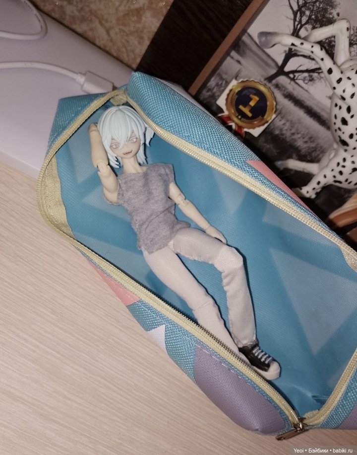 Лучеано встретил Лабубу в парке). 02