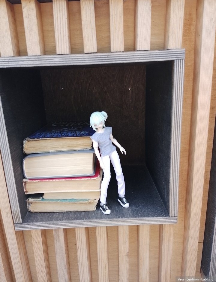 Лучеано встретил Лабубу в парке). 02