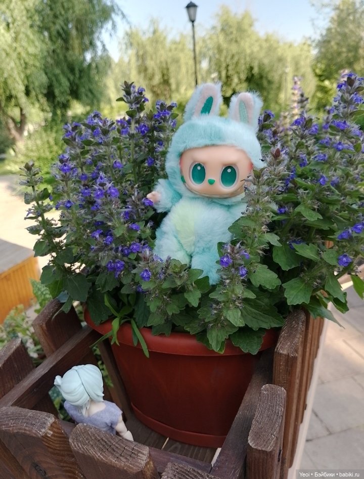 Лучеано встретил Лабубу в парке). 02