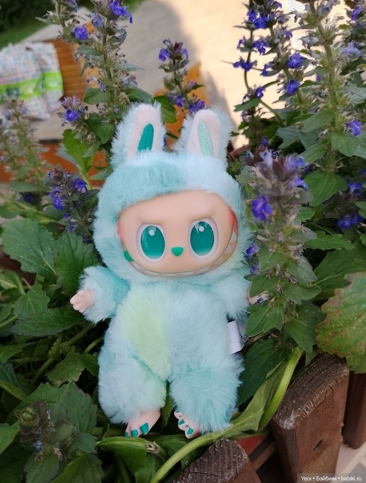 Лучеано встретил Лабубу в парке). 02