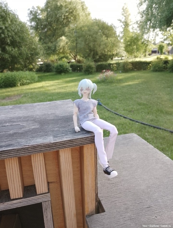 Лучеано встретил Лабубу в парке). 02