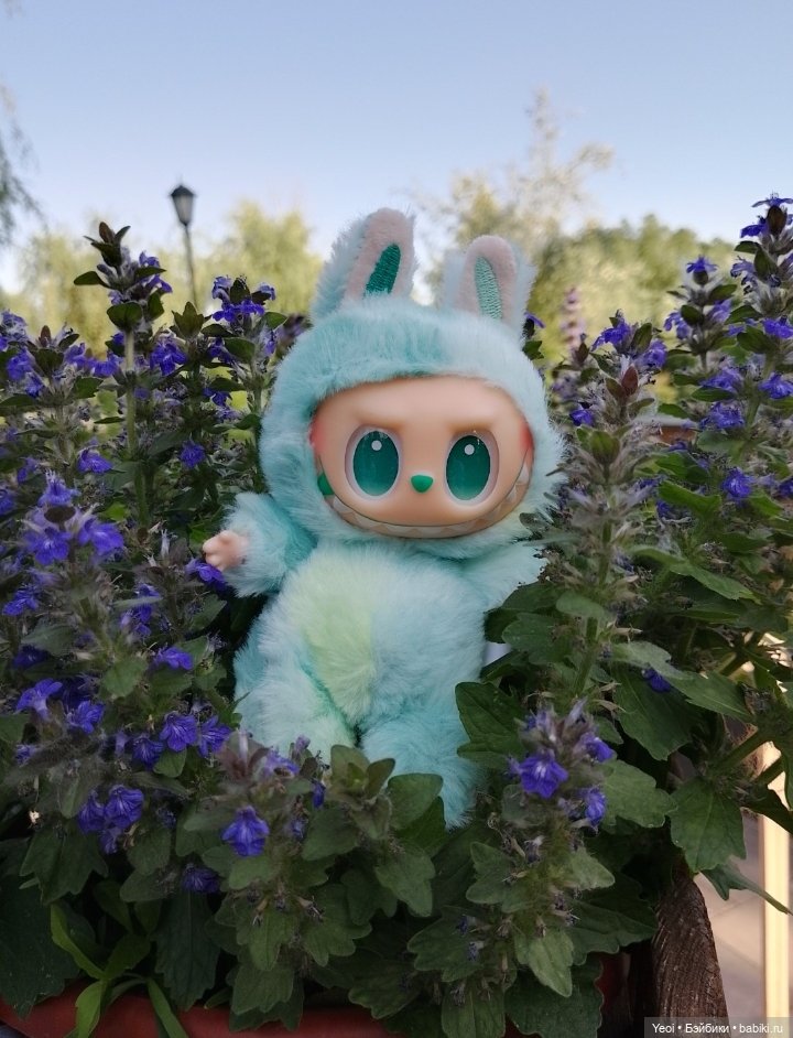 Лучеано встретил Лабубу в парке). 02