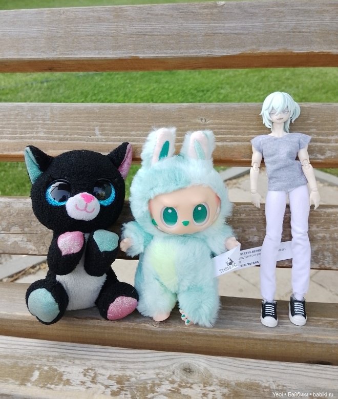 Лучеано встретил Лабубу в парке). 02