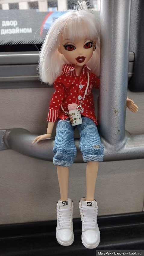 Красотка Джейд играет в обычного подростка