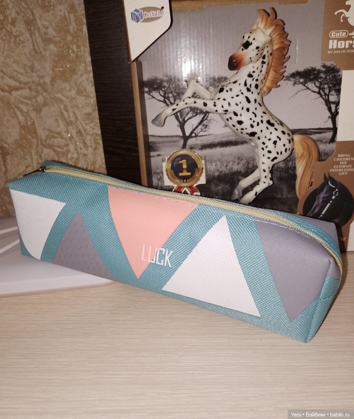 Лучеано встретил Лабубу в парке). 02