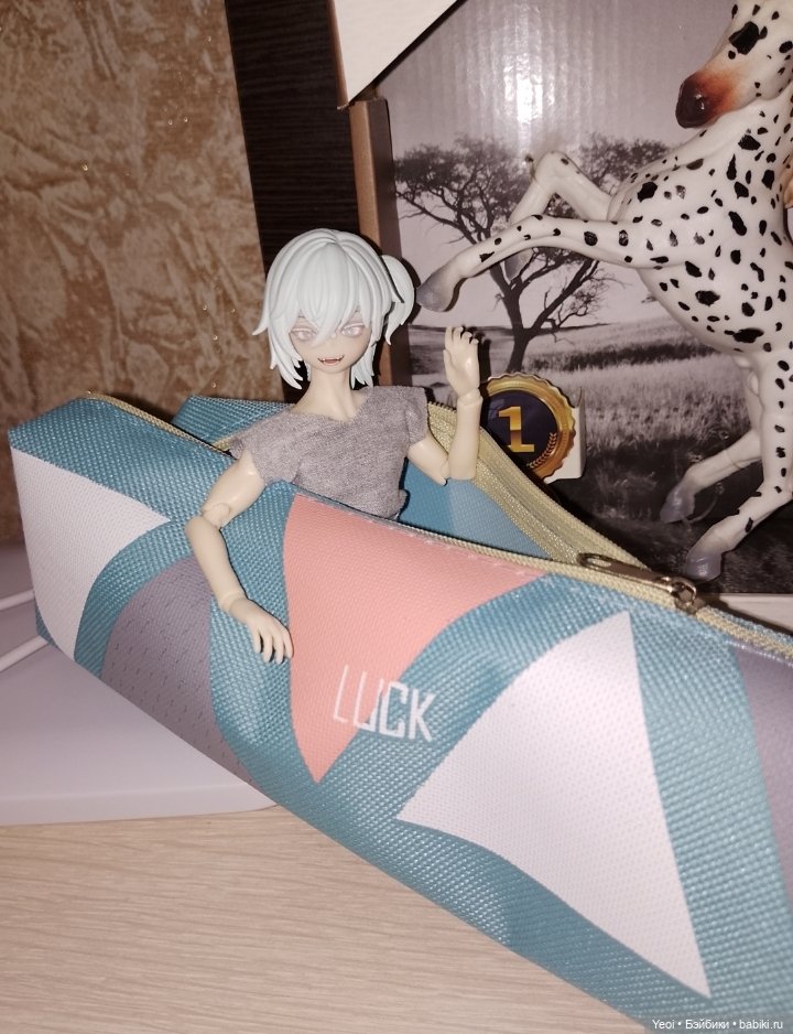 Лучеано встретил Лабубу в парке). 02