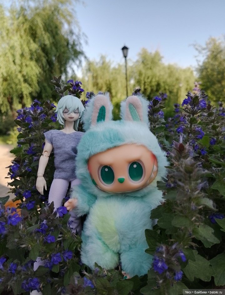 Лучеано встретил Лабубу в парке). 02