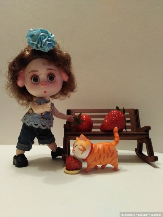 Про Нафочку. На новенькой лавочке