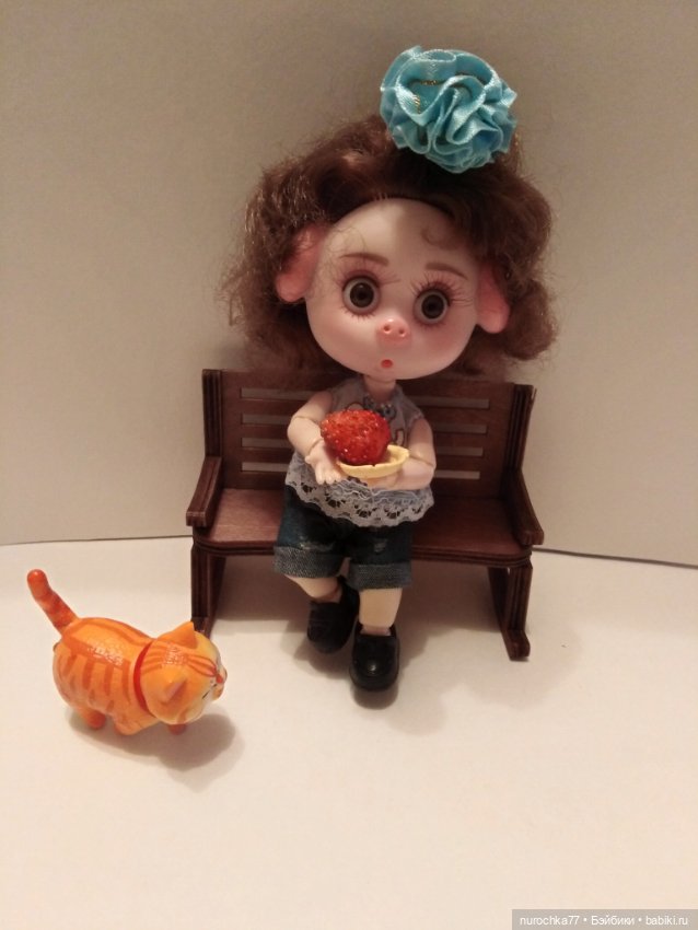 Про Нафочку. На новенькой лавочке