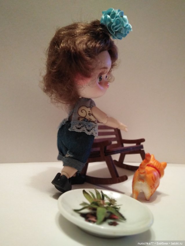 Про Нафочку. На новенькой лавочке