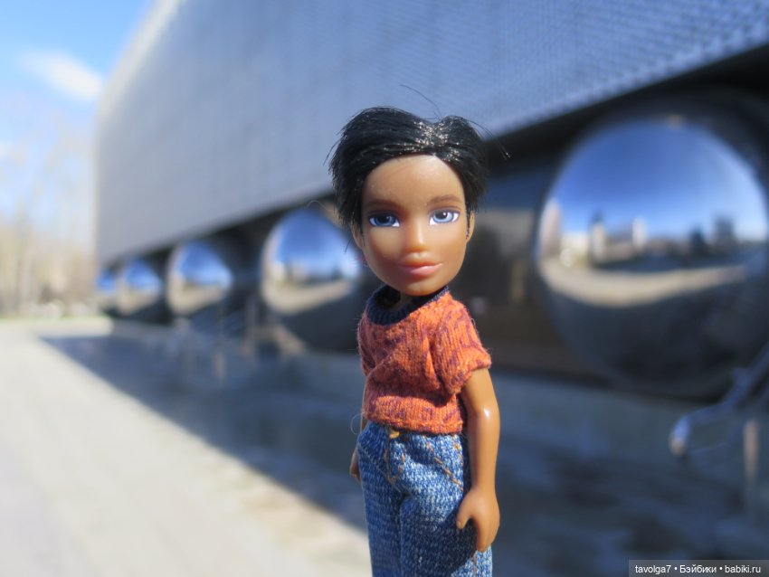 Lil Bratz Boy гуляет по Москве