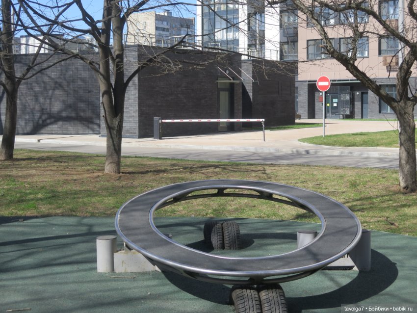 Lil Bratz Boy гуляет по Москве