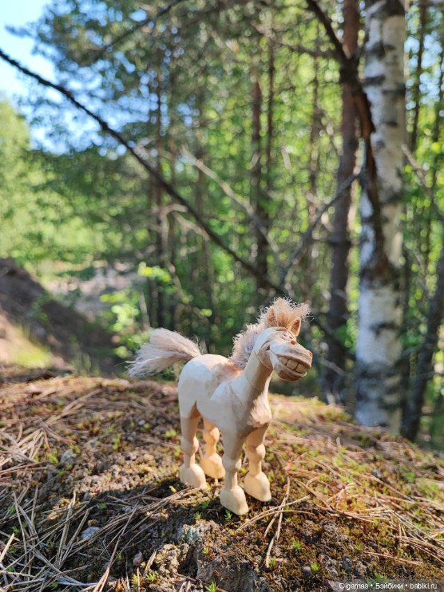 Конь на прогулке!! 🐴🐴🐴🌿🌿🌿
