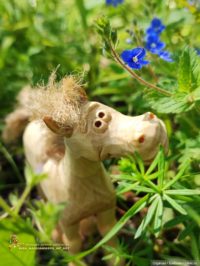 Конь на прогулке!! 🐴🐴🐴🌿🌿🌿
