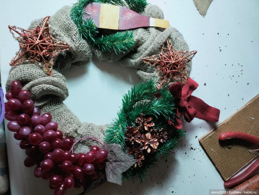 Подготовка к НГ . Венки с пробками