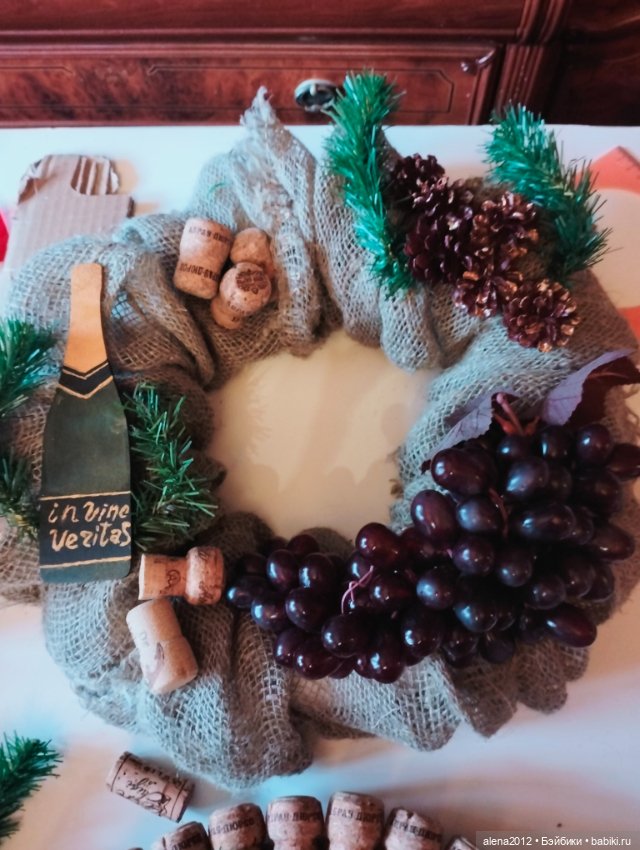 Подготовка к НГ . Венки с пробками