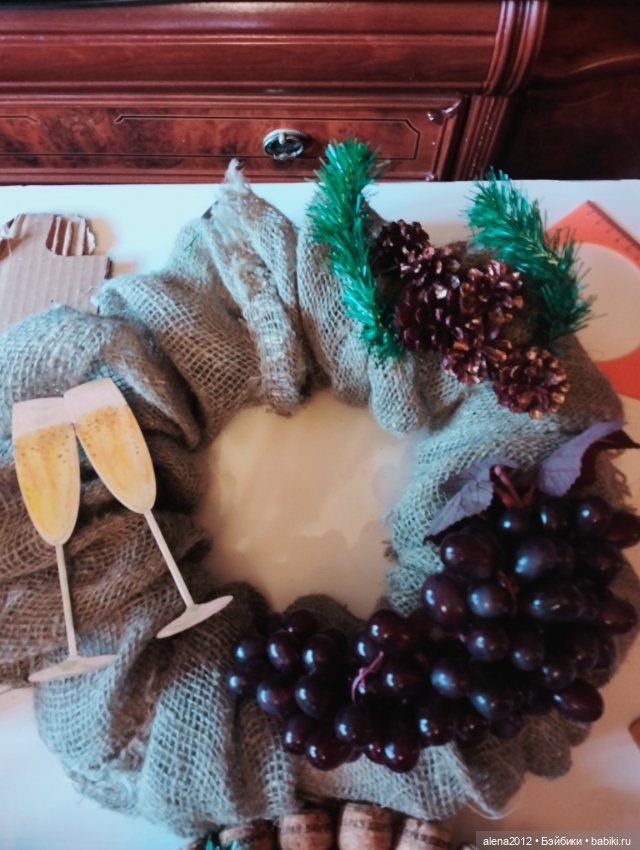 Подготовка к НГ . Венки с пробками