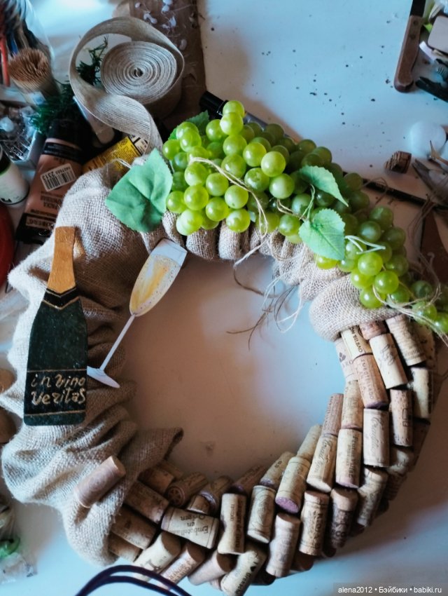 Подготовка к НГ . Венки с пробками