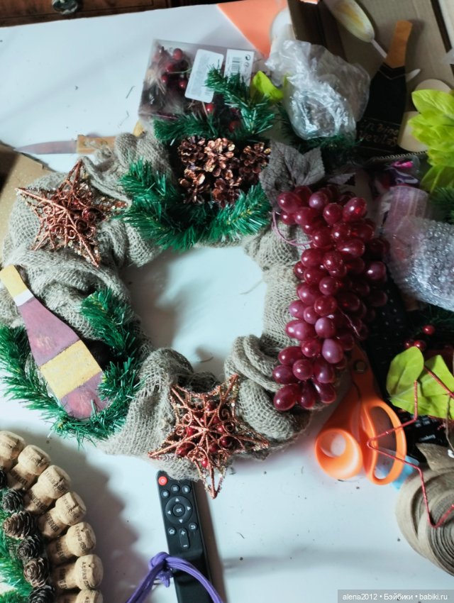 Подготовка к НГ . Венки с пробками