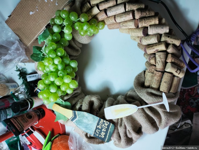 Подготовка к НГ . Венки с пробками