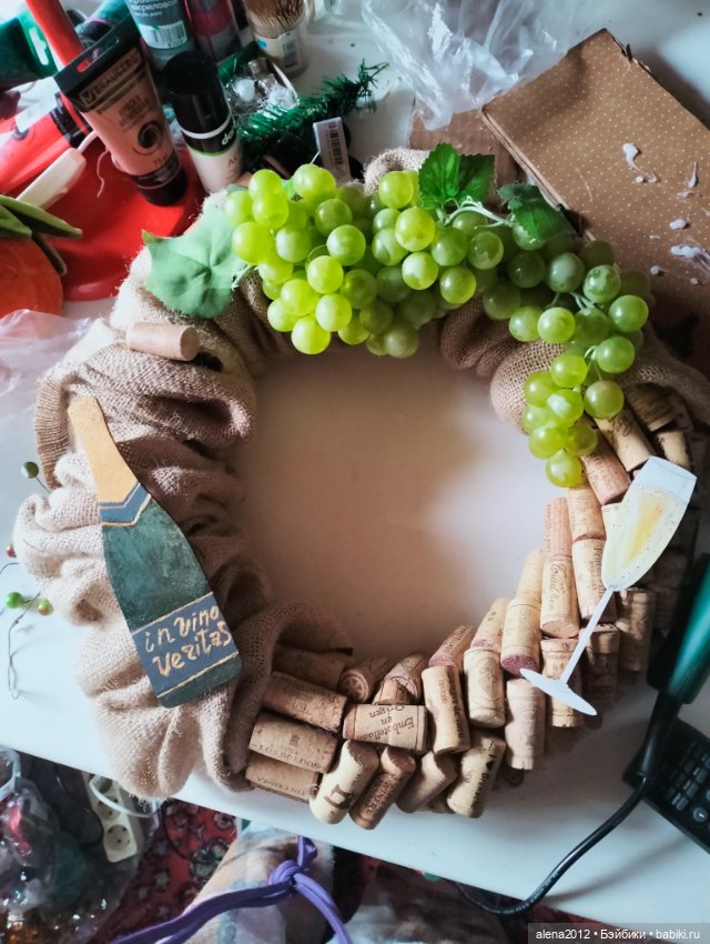 Подготовка к НГ . Венки с пробками