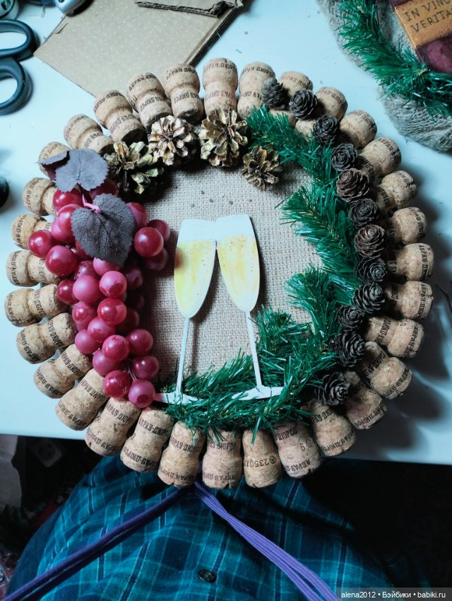 Подготовка к НГ . Венки с пробками