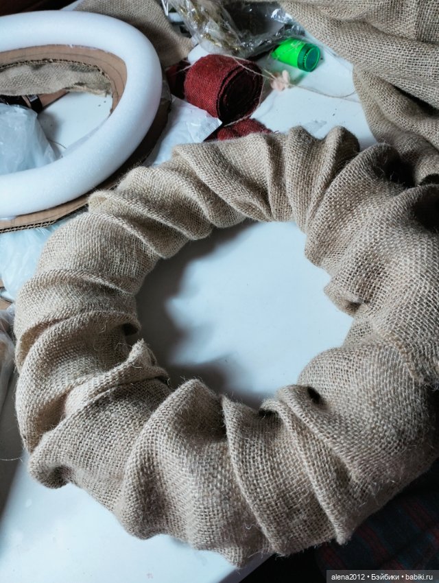 Подготовка к НГ . Венки с пробками (фото 7)