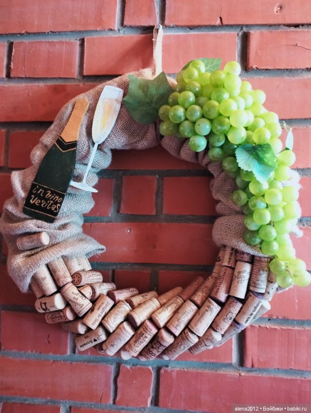 Подготовка к НГ . Венки с пробками