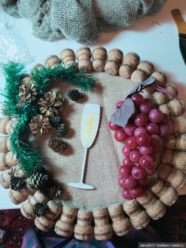 Подготовка к НГ . Венки с пробками