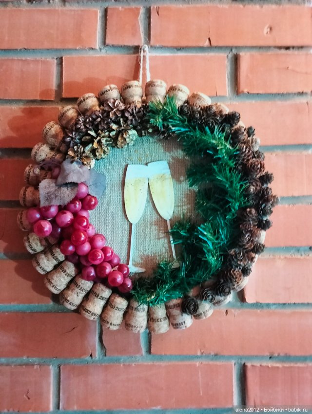 Подготовка к НГ . Венки с пробками (фото 4)