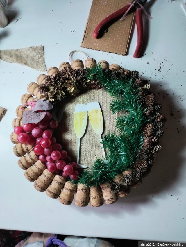 Подготовка к НГ . Венки с пробками