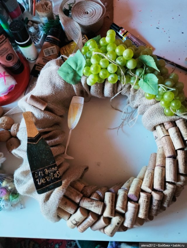 Подготовка к НГ . Венки с пробками