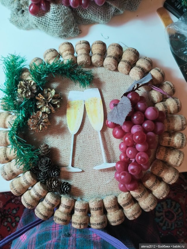 Подготовка к НГ . Венки с пробками