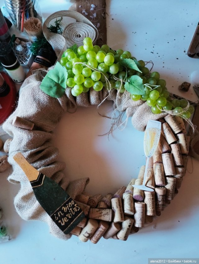 Подготовка к НГ . Венки с пробками