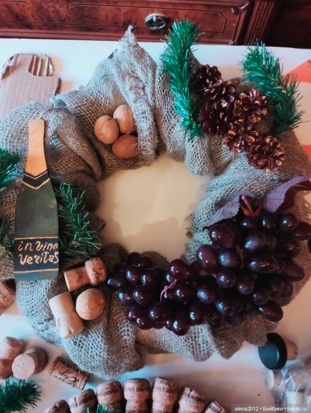 Подготовка к НГ . Венки с пробками