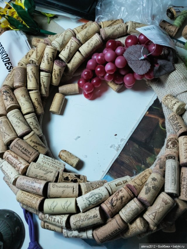 Подготовка к НГ . Венки с пробками