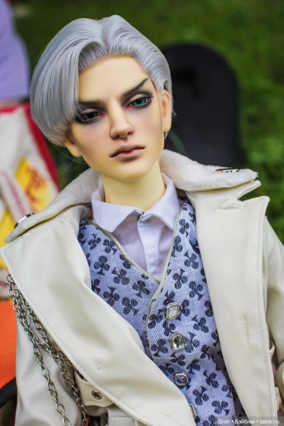 Джентльмен в белом и его собака