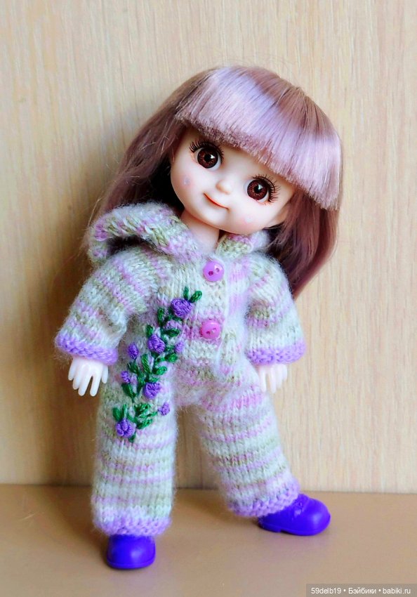 Баболька Эля в новом нарядном комбезике