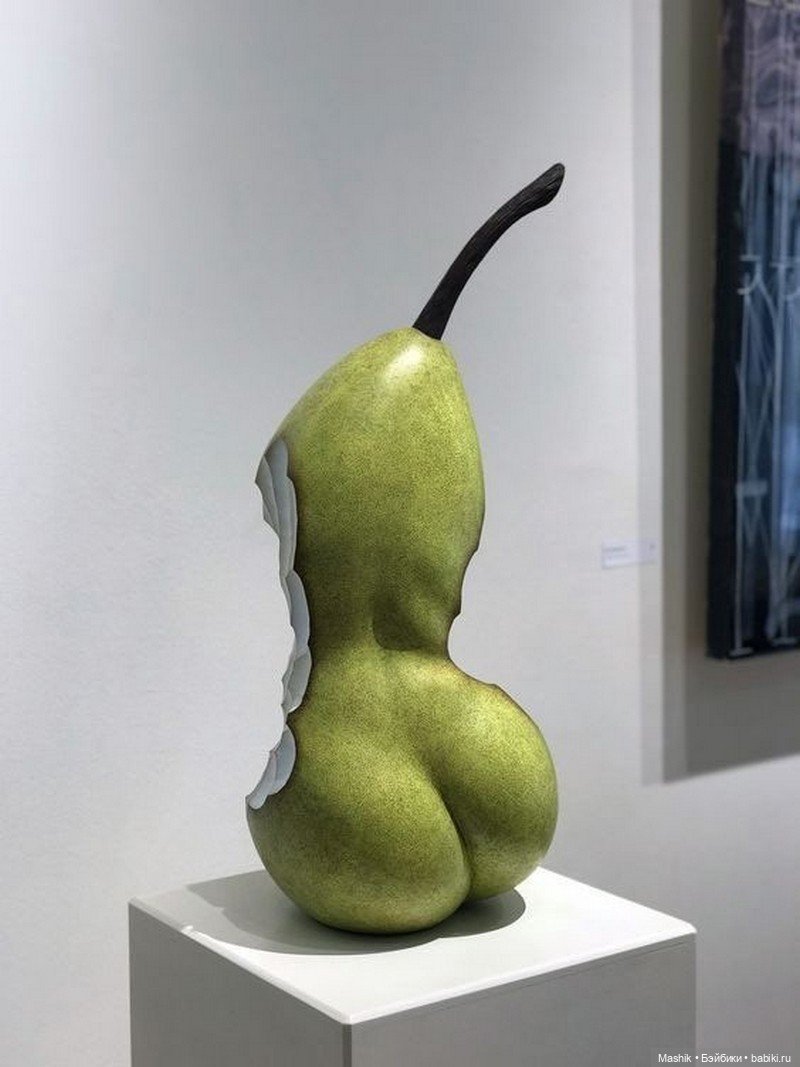 Груша из бронзы от Доминика Райу