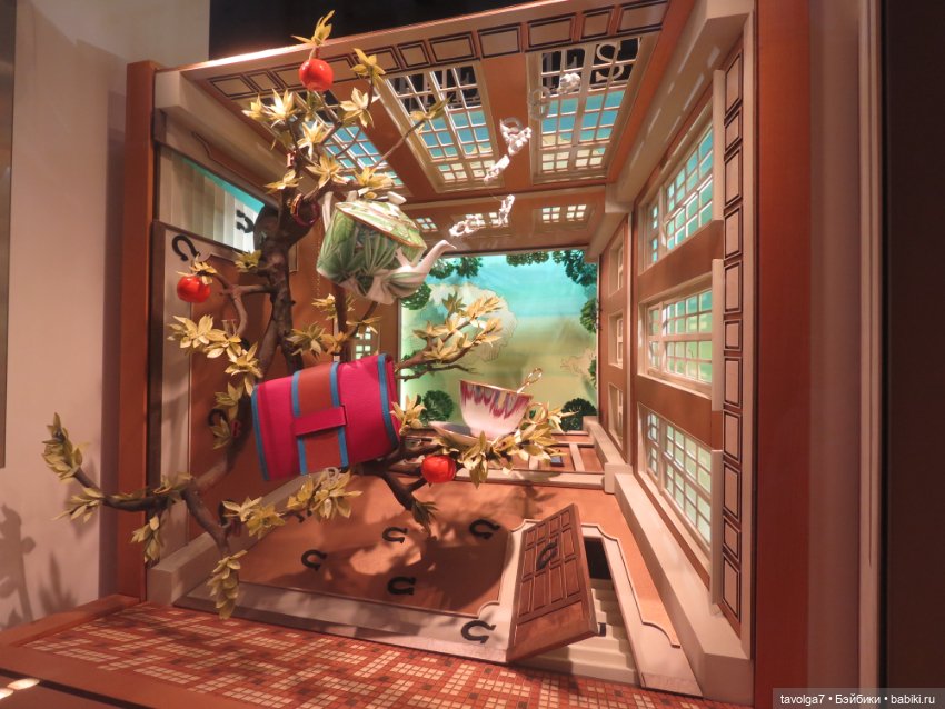 Лисичка Enchantimals на фоне витрин Hermès (фото 10)
