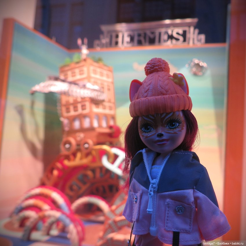 Лисичка Enchantimals на фоне витрин Hermès (фото 5)