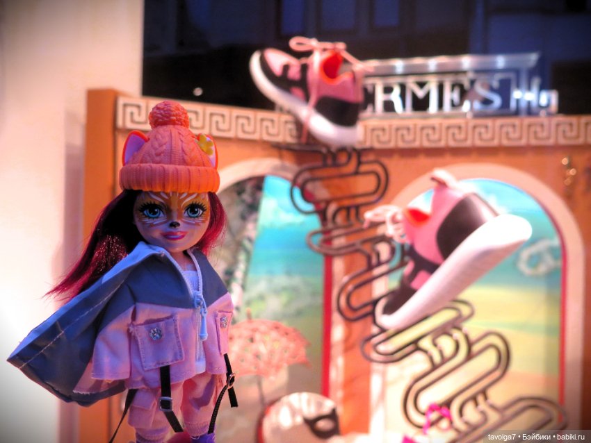 Лисичка Enchantimals на фоне витрин Hermès