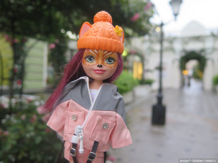 Лисичка Enchantimals на фоне витрин Hermès (фото 3)