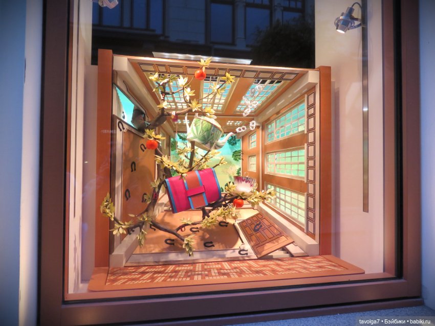 Лисичка Enchantimals на фоне витрин Hermès (фото 9)